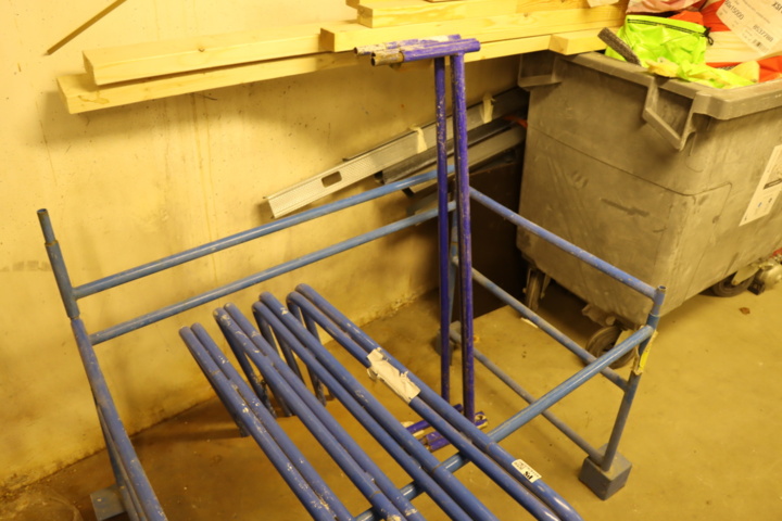 931426-6 4 plasterboard brackets + scaffolding