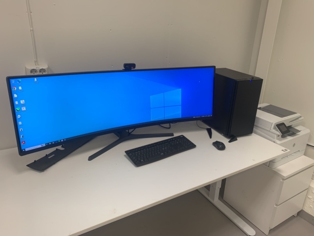 992949-1 Desktop computer with curved screen and printer