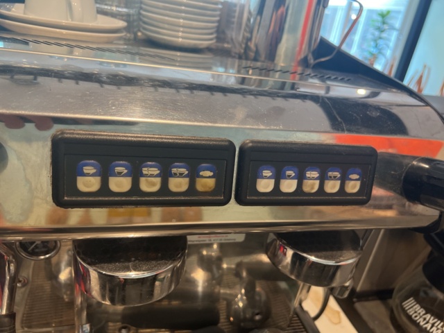 1024112-9 Espressomaskin Coffee Queen M1-C-2GR och kaffebryggare