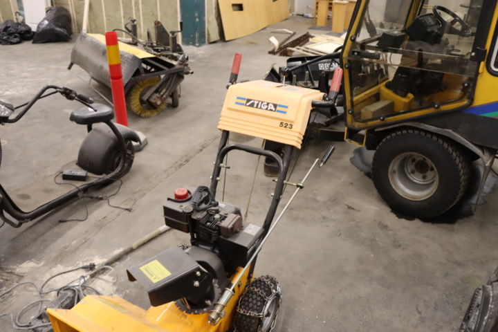 931406-6 Stiga 523 snow blower