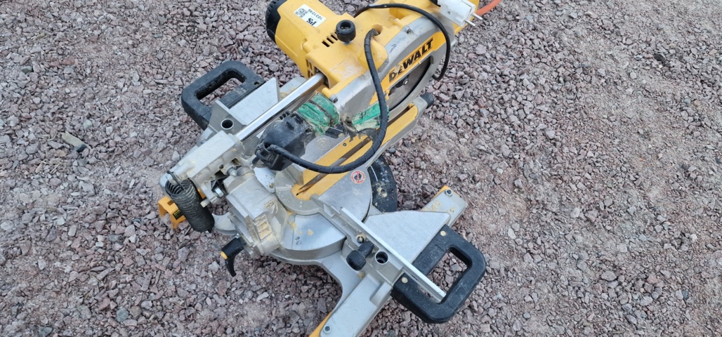 1031246-6 Cut & miter saw DeWalt DWS 777QS