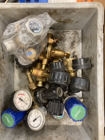 1038274-5 Hose package and gas regulators