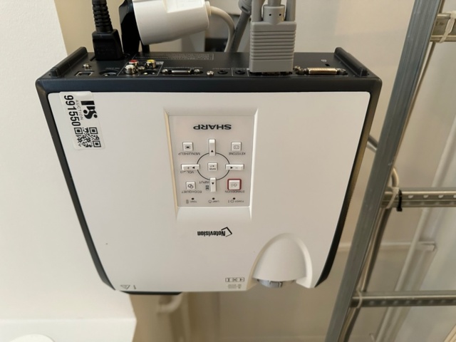 991550-2 Projector Notevision Sharp and projection screen