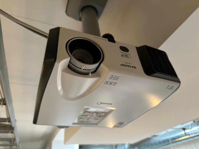 991550-1 Projector Notevision Sharp and projection screen