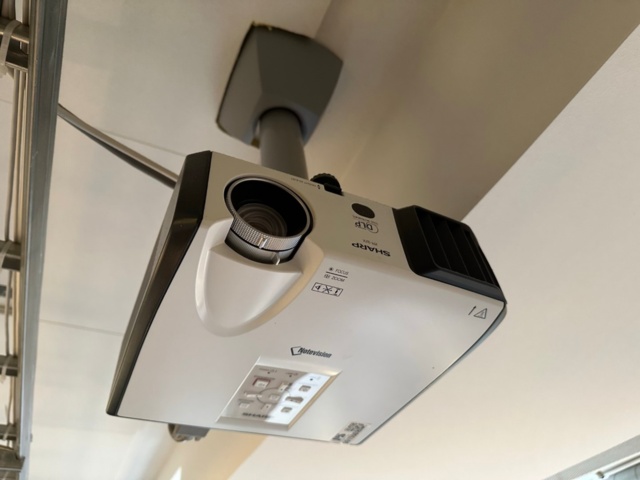 991550-3 Projector Notevision Sharp and projection screen