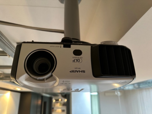 991550-5 Projector Notevision Sharp and projection screen