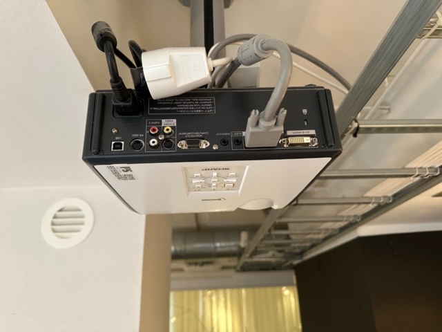 991550-6 Projector Notevision Sharp and projection screen