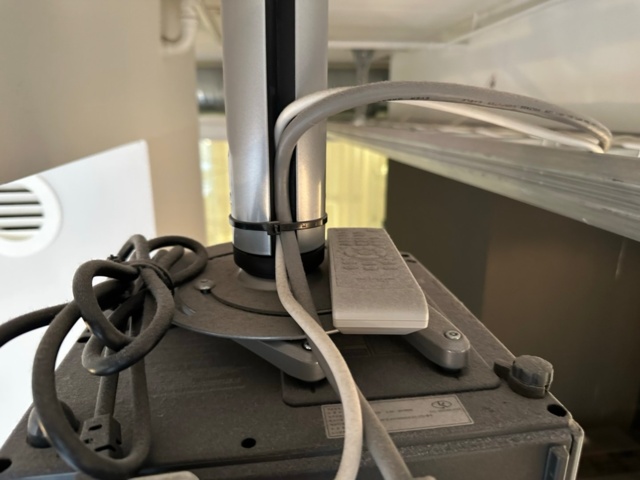 991550-7 Projector Notevision Sharp and projection screen