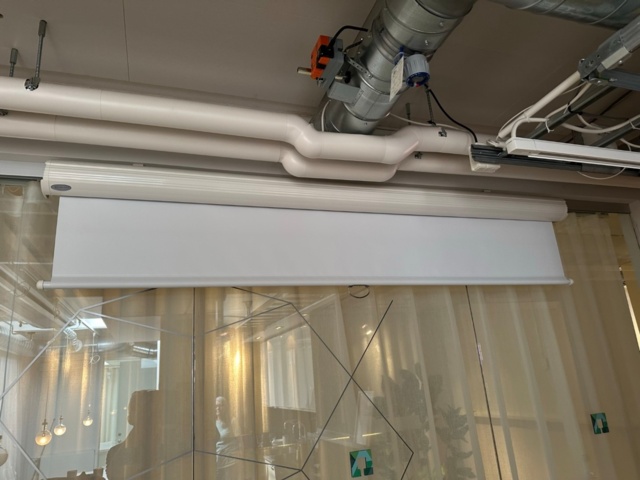 991550-9 Projector Notevision Sharp and projection screen