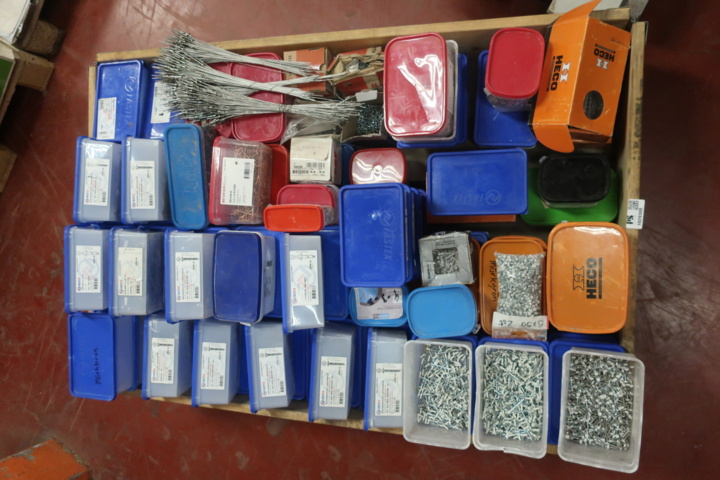 1029300-3 Pallet with miscellaneous for sheet metal work, i.a. tin screw, rivets