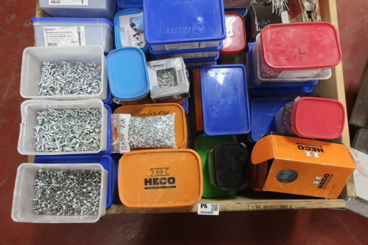 1029300-4 Pallet with miscellaneous for sheet metal work, i.a. tin screw, rivets