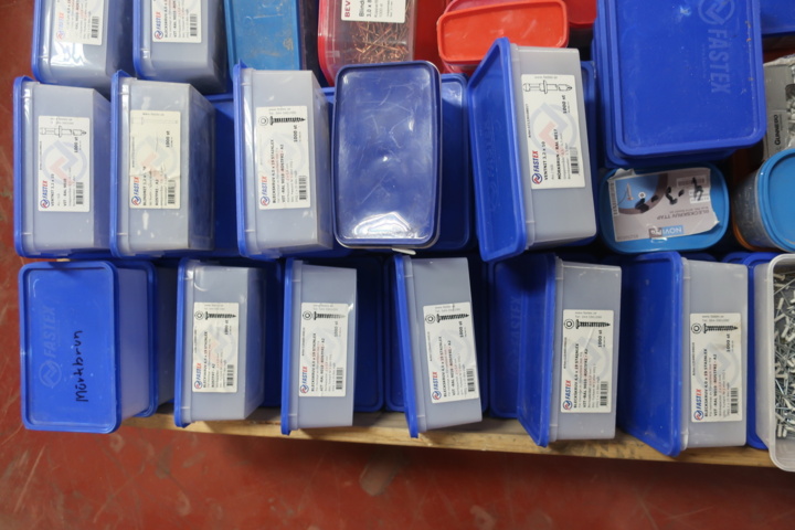 1029300-5 Pallet with miscellaneous for sheet metal work, i.a. tin screw, rivets