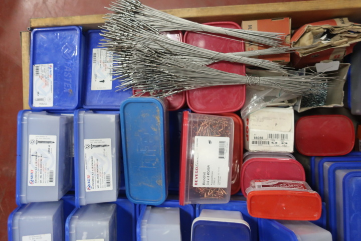 1029300-6 Pallet with miscellaneous for sheet metal work, i.a. tin screw, rivets