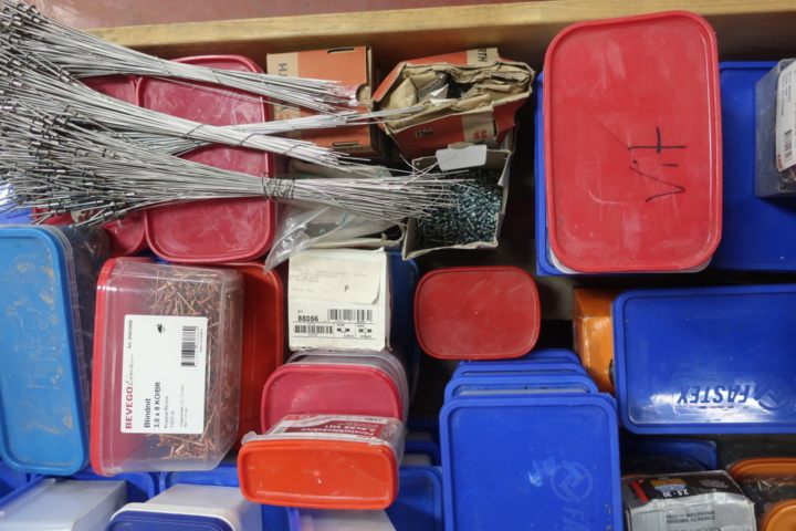 1029300-7 Pallet with miscellaneous for sheet metal work, i.a. tin screw, rivets