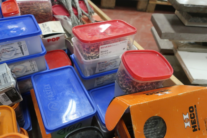 1029300-8 Pallet with miscellaneous for sheet metal work, i.a. tin screw, rivets