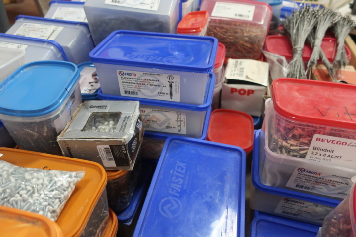 1029300-9 Pallet with miscellaneous for sheet metal work, i.a. tin screw, rivets