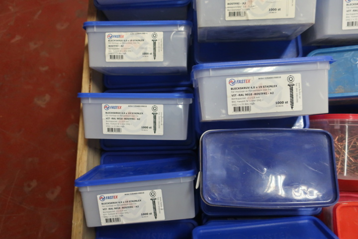 1029300-12 Pallet with miscellaneous for sheet metal work, i.a. tin screw, rivets