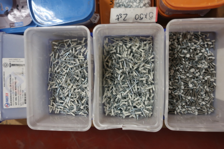 1029300-14 Pallet with miscellaneous for sheet metal work, i.a. tin screw, rivets