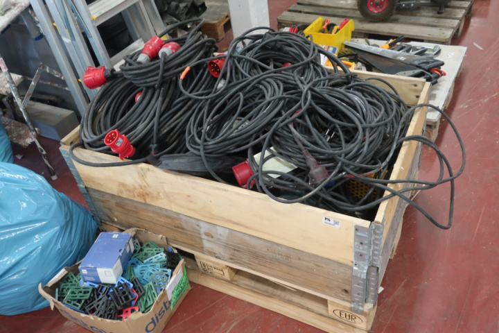 1029335-1 Complete pallet with various cables and cords