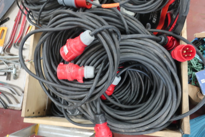 1029335-3 Complete pallet with various cables and cords