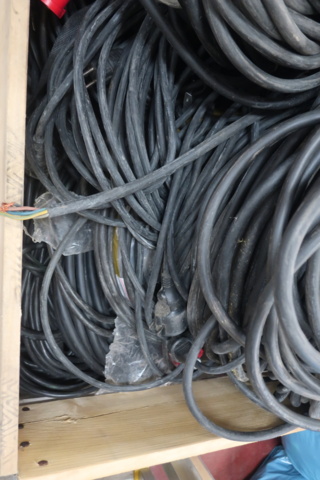 1029335-5 Complete pallet with various cables and cords