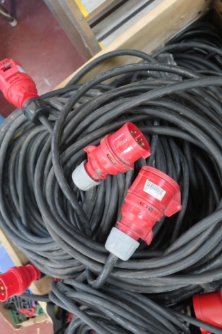 1029335-6 Complete pallet with various cables and cords