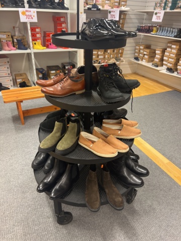 981012-1 Freestanding store interior, benches, shoe shelves, etc