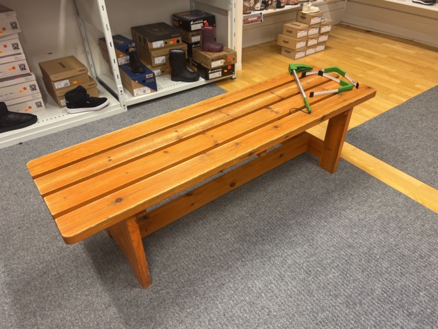 981012-2 Freestanding store interior, benches, shoe shelves, etc