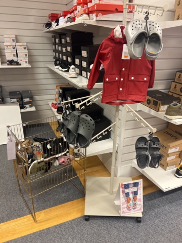 981012-3 Freestanding store interior, benches, shoe shelves, etc