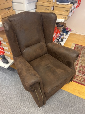 981012-4 Freestanding store interior, benches, shoe shelves, etc