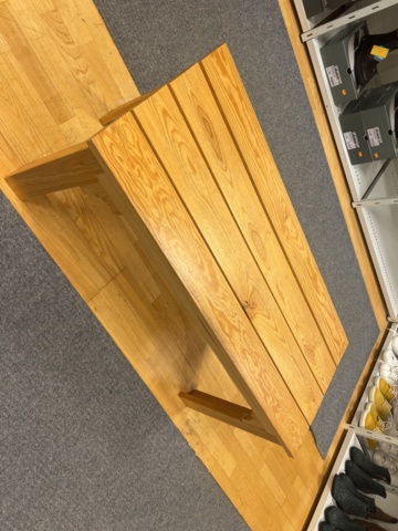 981012-5 Freestanding store interior, benches, shoe shelves, etc