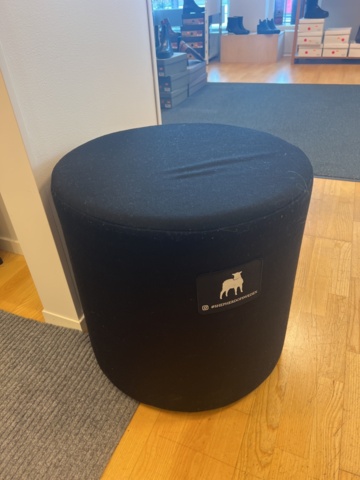 981012-6 Freestanding store interior, benches, shoe shelves, etc