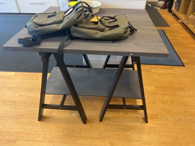 981012-7 Freestanding store interior, benches, shoe shelves, etc