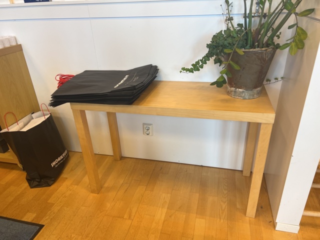 981012-8 Freestanding store interior, benches, shoe shelves, etc