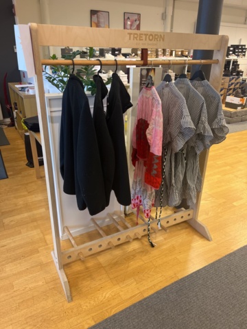 981012-9 Freestanding store interior, benches, shoe shelves, etc