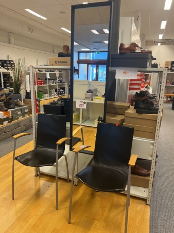 981012-10 Freestanding store interior, benches, shoe shelves, etc