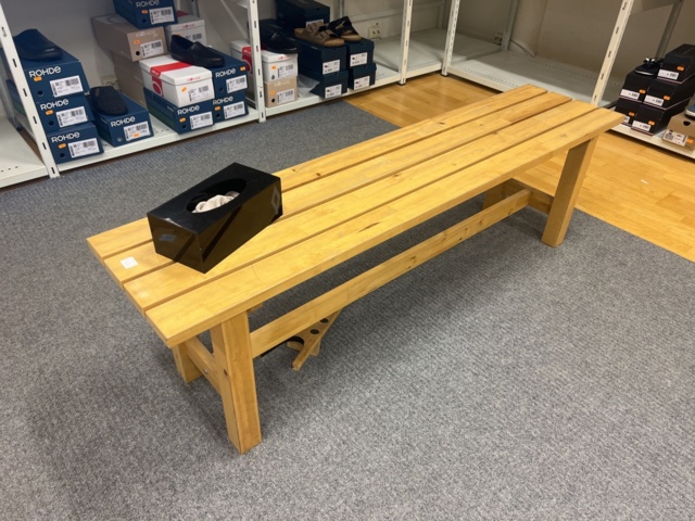 981012-11 Freestanding store interior, benches, shoe shelves, etc