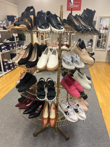 981012-13 Freestanding store interior, benches, shoe shelves, etc