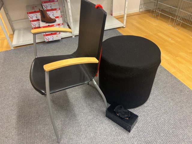 981012-14 Freestanding store interior, benches, shoe shelves, etc