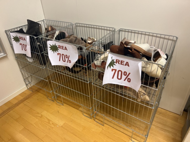 981012-15 Freestanding store interior, benches, shoe shelves, etc