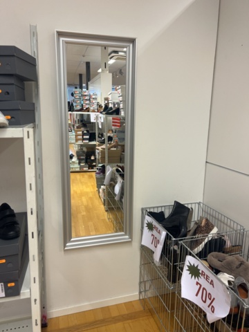 981012-16 Freestanding store interior, benches, shoe shelves, etc