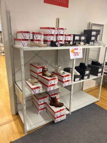 981013-1 Store interior Sheet metal shelves 43 sections