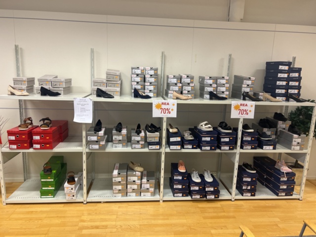 981013-2 Store interior Sheet metal shelves 43 sections