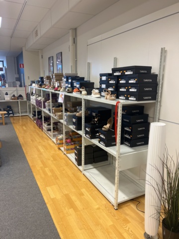 981013-3 Store interior Sheet metal shelves 43 sections