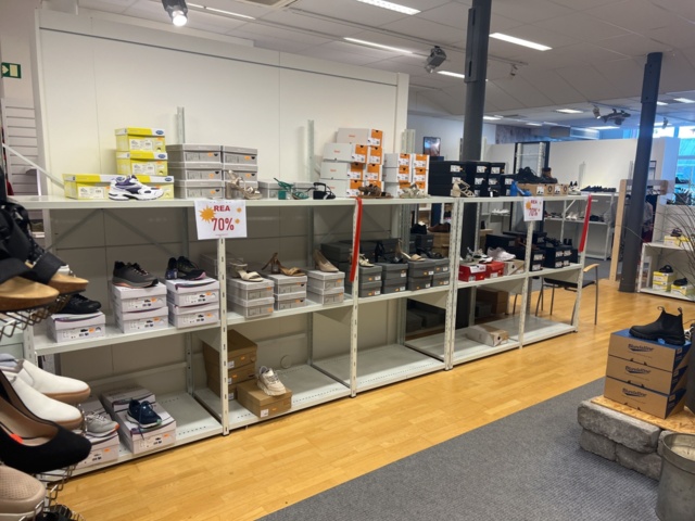 981013-4 Store interior Sheet metal shelves 43 sections