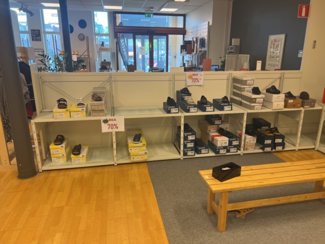 981013-5 Store interior Sheet metal shelves 43 sections