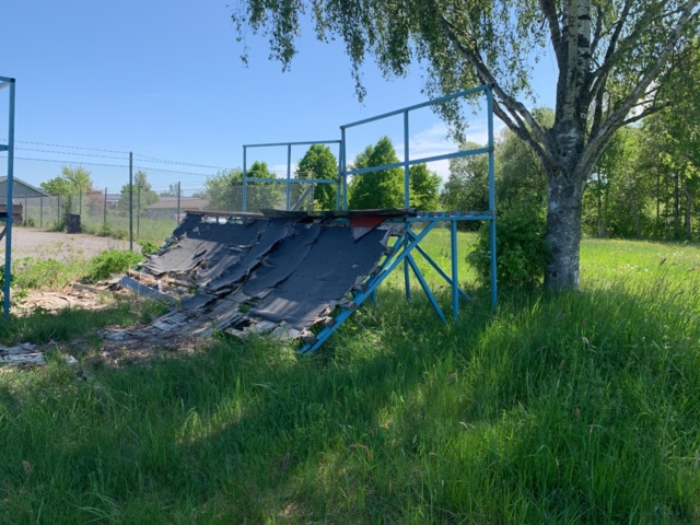 1036616-9 Large skateboard ramp