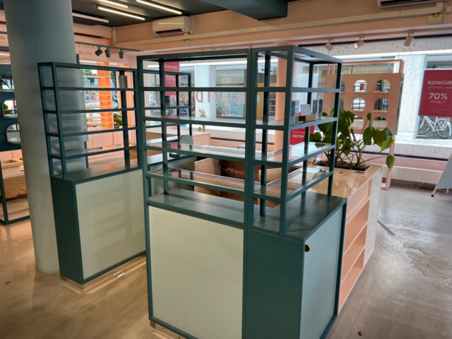 733001-7 Store interior with cash desk in 44 parts