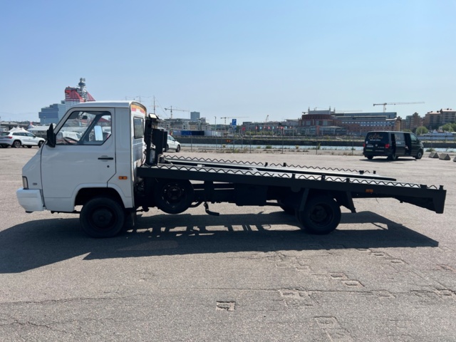 704146-2 Nissan Trade 3,0 D biltransport - 1998