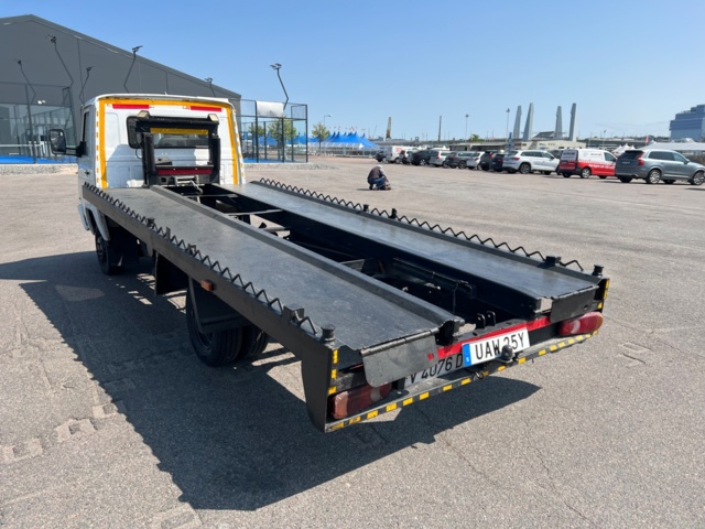 704146-3 Nissan Trade 3,0 D biltransport - 1998